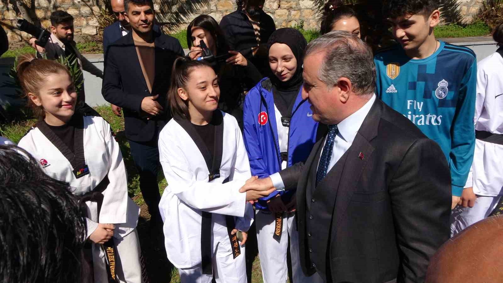 Osman Aşkın Bak: "Kahramanmaraş’a 12 bin 500 kişilik stadyum kazandıracağız"