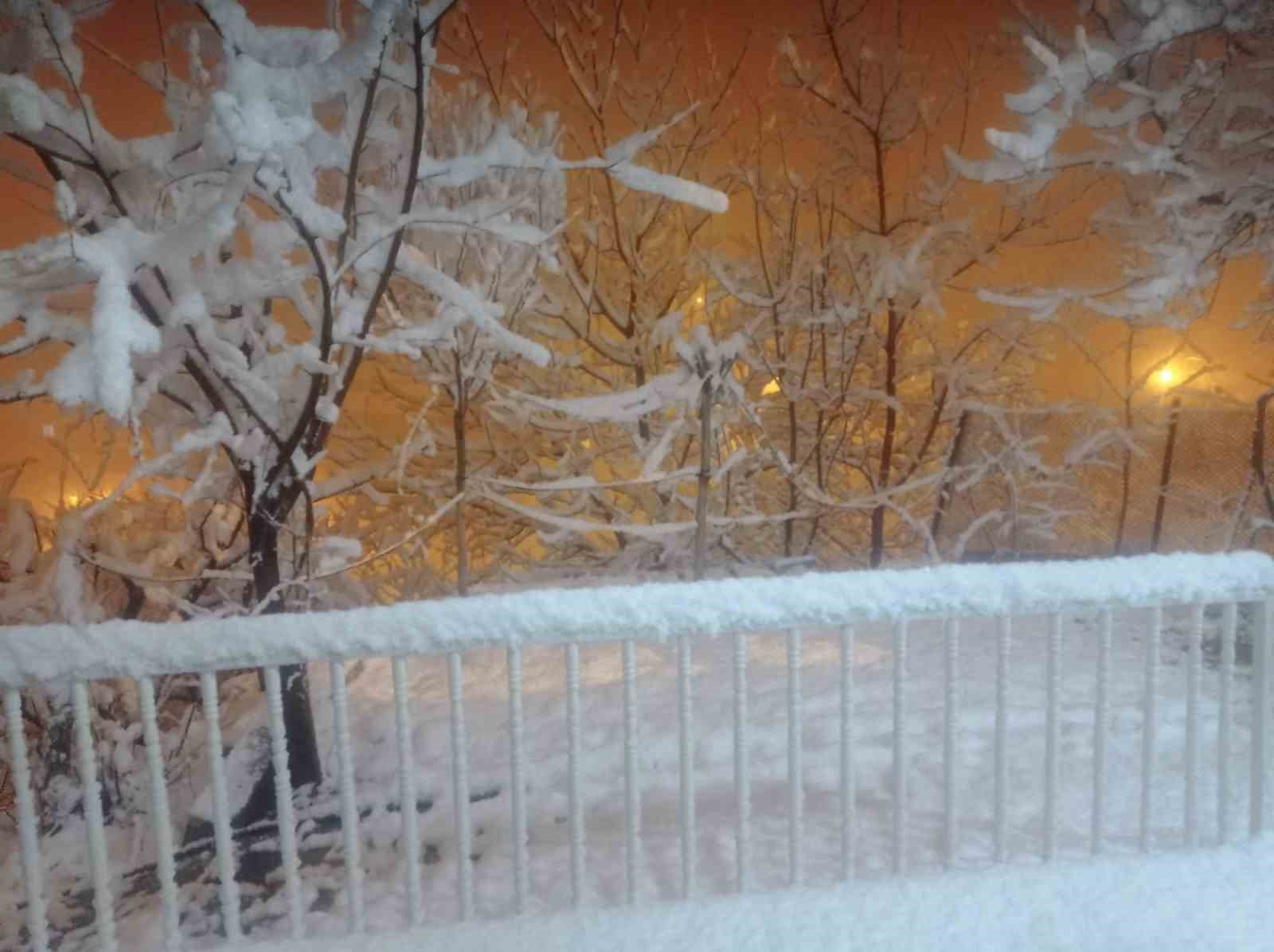 Hakkari&rsquo;de kar yağışı yerini soğuk havaya bıraktı
