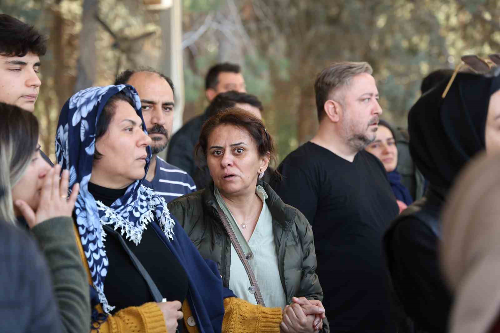 Eski eşinin öldürdüğü kadın doktor gözyaşları içinde toprağa verildi