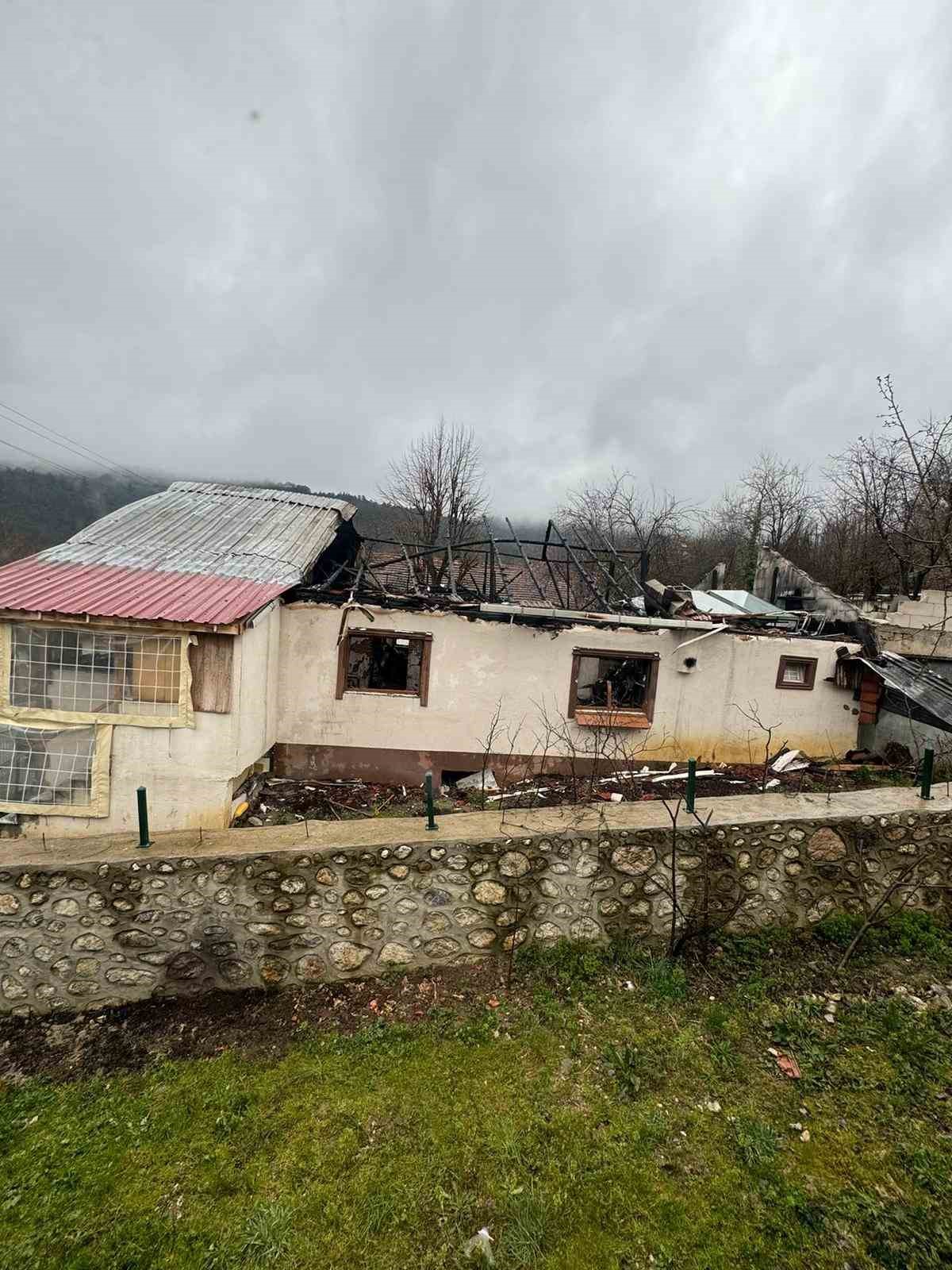 Bolu’da 2 katlı ahşap ev alev alev yandı
