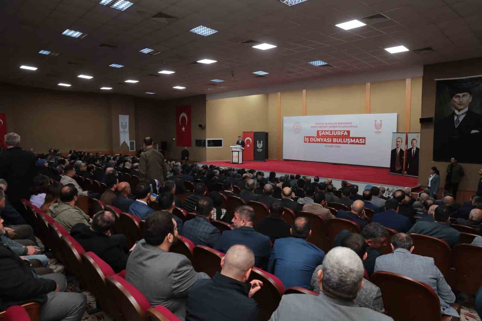 Bakan Şimşek Şanlıurfa&rsquo;da iş adamlarıyla bir araya geldi
