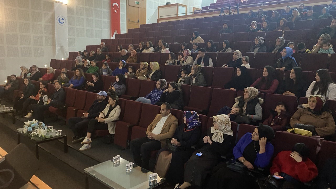 Adıyaman&rsquo;da &ldquo;Asrın Dayanışmasında Kadınlarımızın Rol&uuml;&rdquo; konulu konferans
