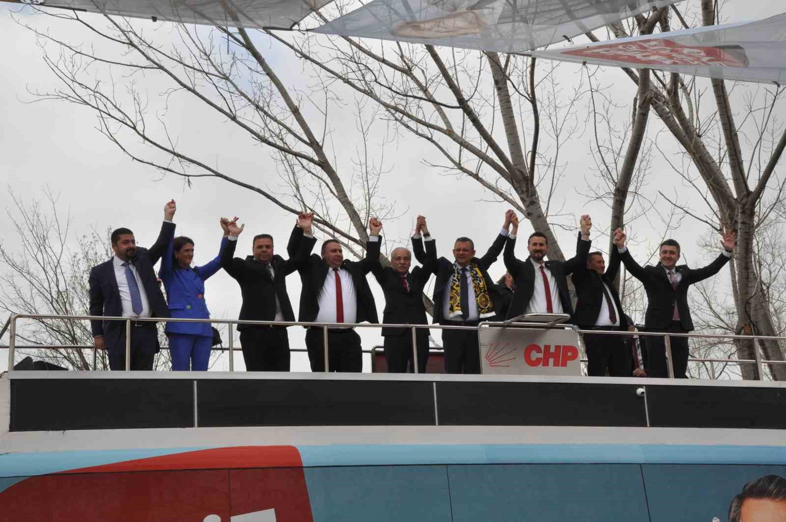 CHP Genel Başkanı &Ouml;zg&uuml;r &Ouml;zel: &ldquo;Kim ki dara d&uuml;şm&uuml;şt&uuml;r babaevinin kapıları ardına kadar a&ccedil;ıktır&rdquo;
