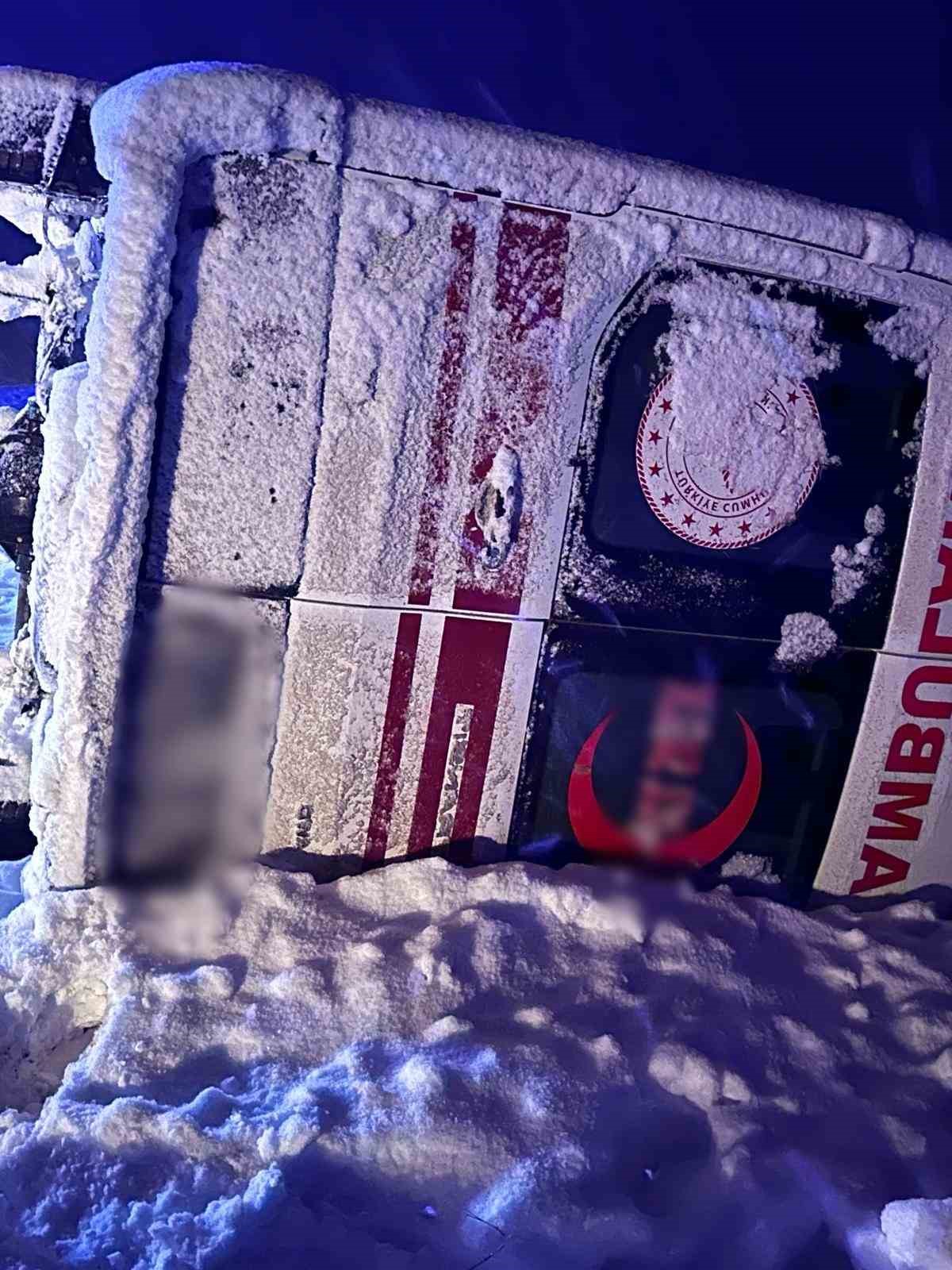 Kontrolden &ccedil;ıkan ambulans devrildi
