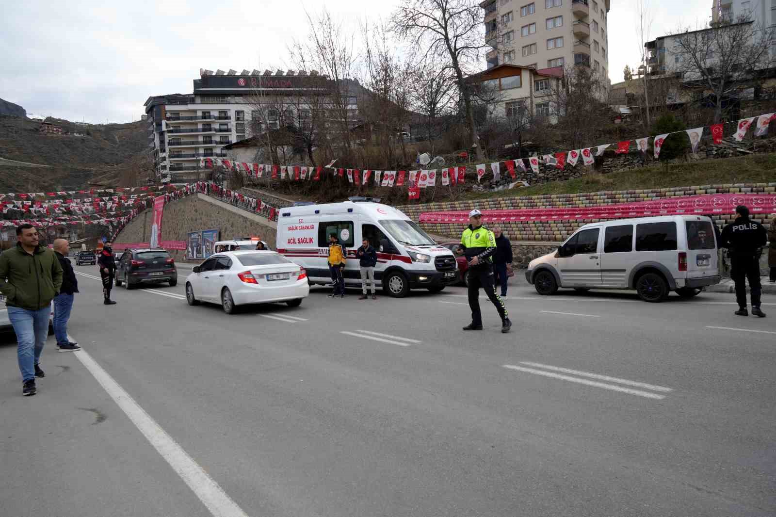 G&uuml;m&uuml;şhane&rsquo;de yola atlayan 10 yaşındaki &ccedil;ocuğa otomobil &ccedil;arptı 
