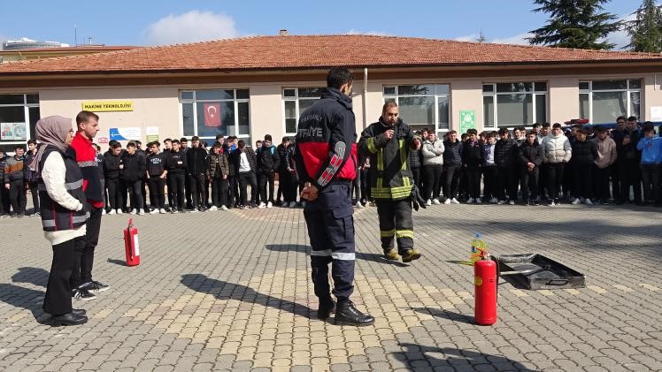 &Ouml;ğrenciler tatbikat ile yangın s&ouml;nd&uuml;rmeyi &ouml;ğrendi
