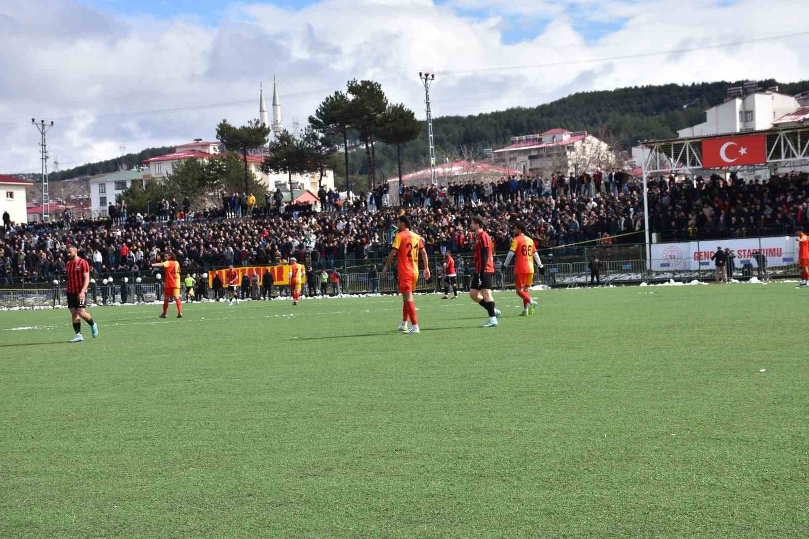 Polis memuru, g&ouml;rme engelli gence ma&ccedil;ı anbean anlattı

