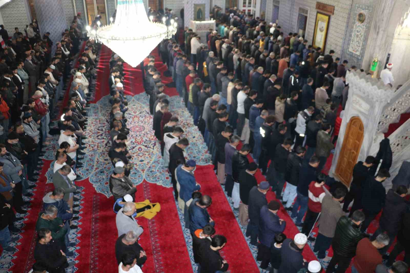 Peygamberler şehri Şanlıurfa’da ilk teravih namazı kılındı