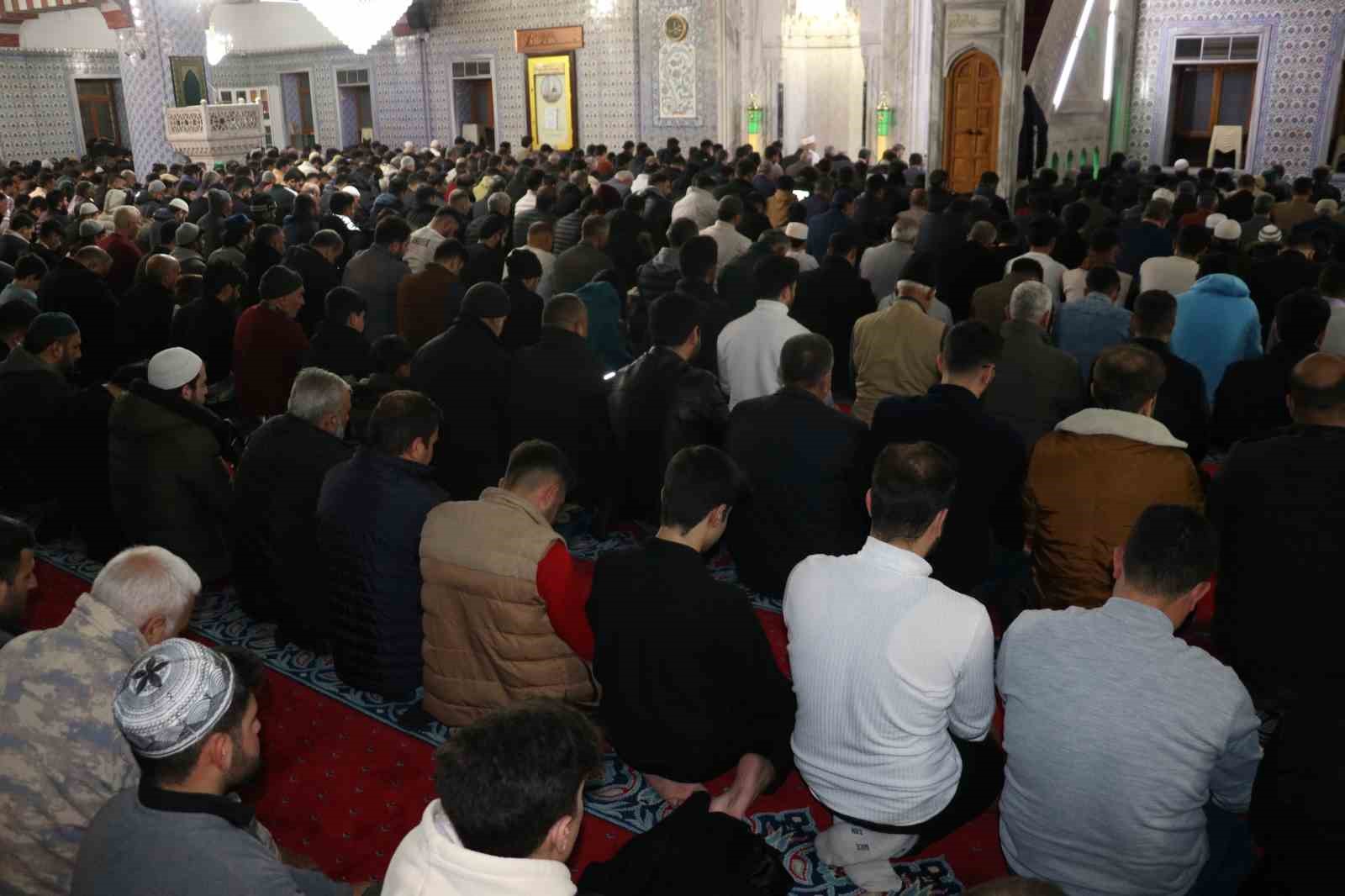 Peygamberler şehri Şanlıurfa&rsquo;da ilk teravih namazı kılındı
