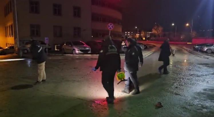 &Ouml;nce darp ettiler sonra hastane &ouml;n&uuml;ne gelerek havaya ateş a&ccedil;tılar
