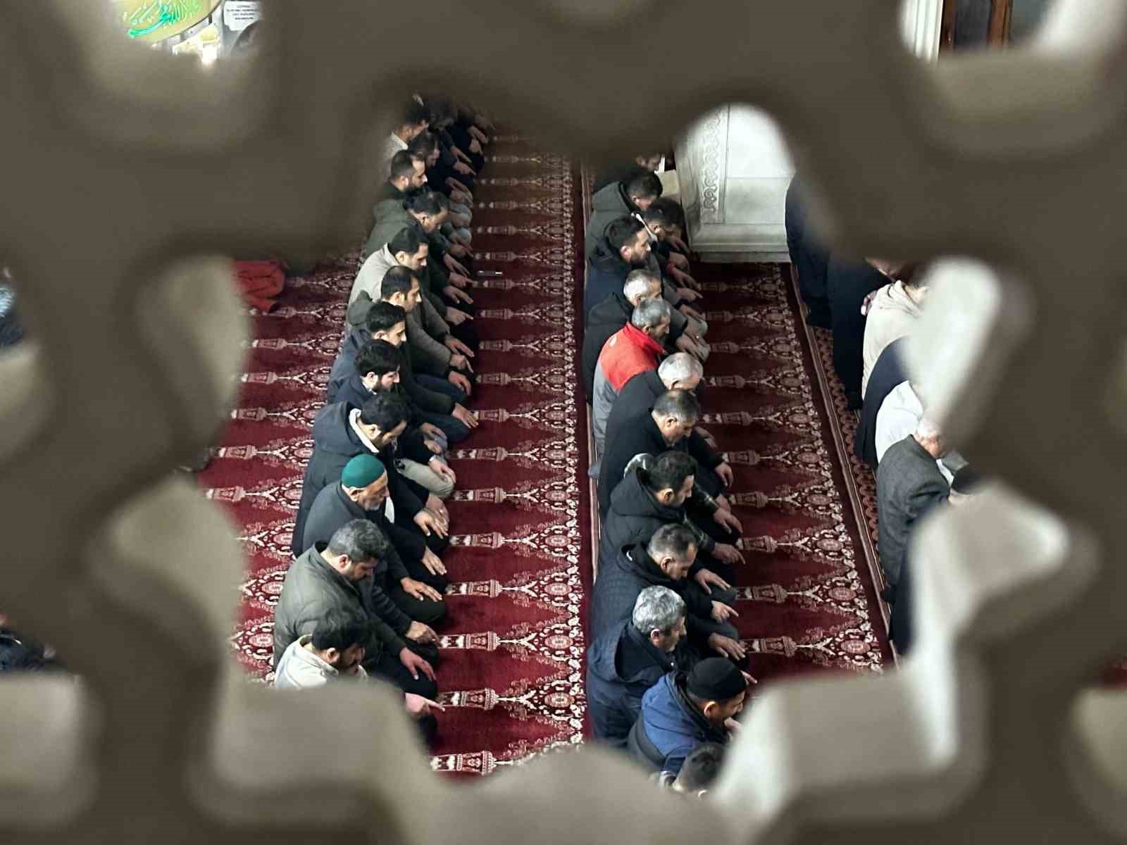 Yüksekova’da ilk teravih namazı kılındı