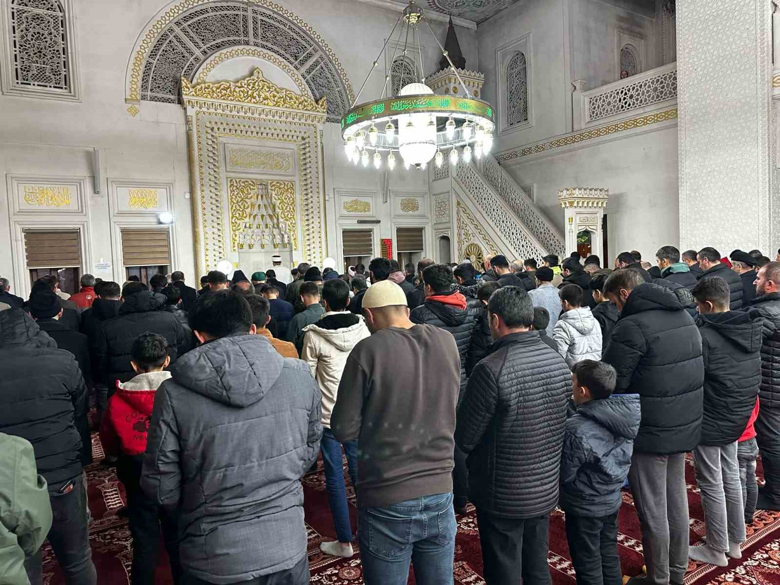 Y&uuml;ksekova&rsquo;da ilk teravih namazı kılındı
