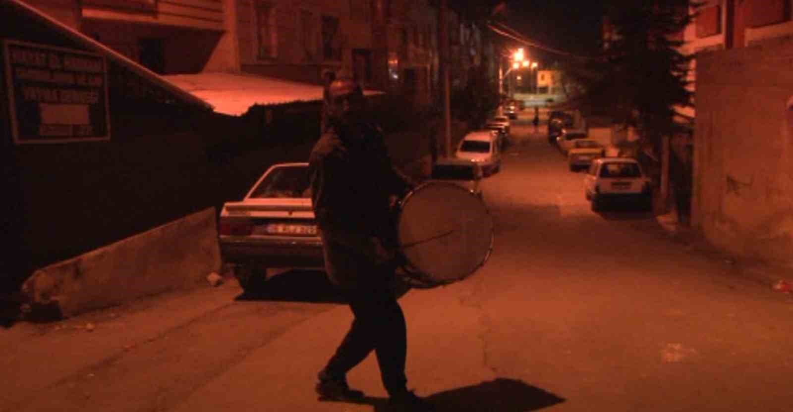 Şanlıurfa&rsquo;da Ramazan davulcularının mesaisi başladı
