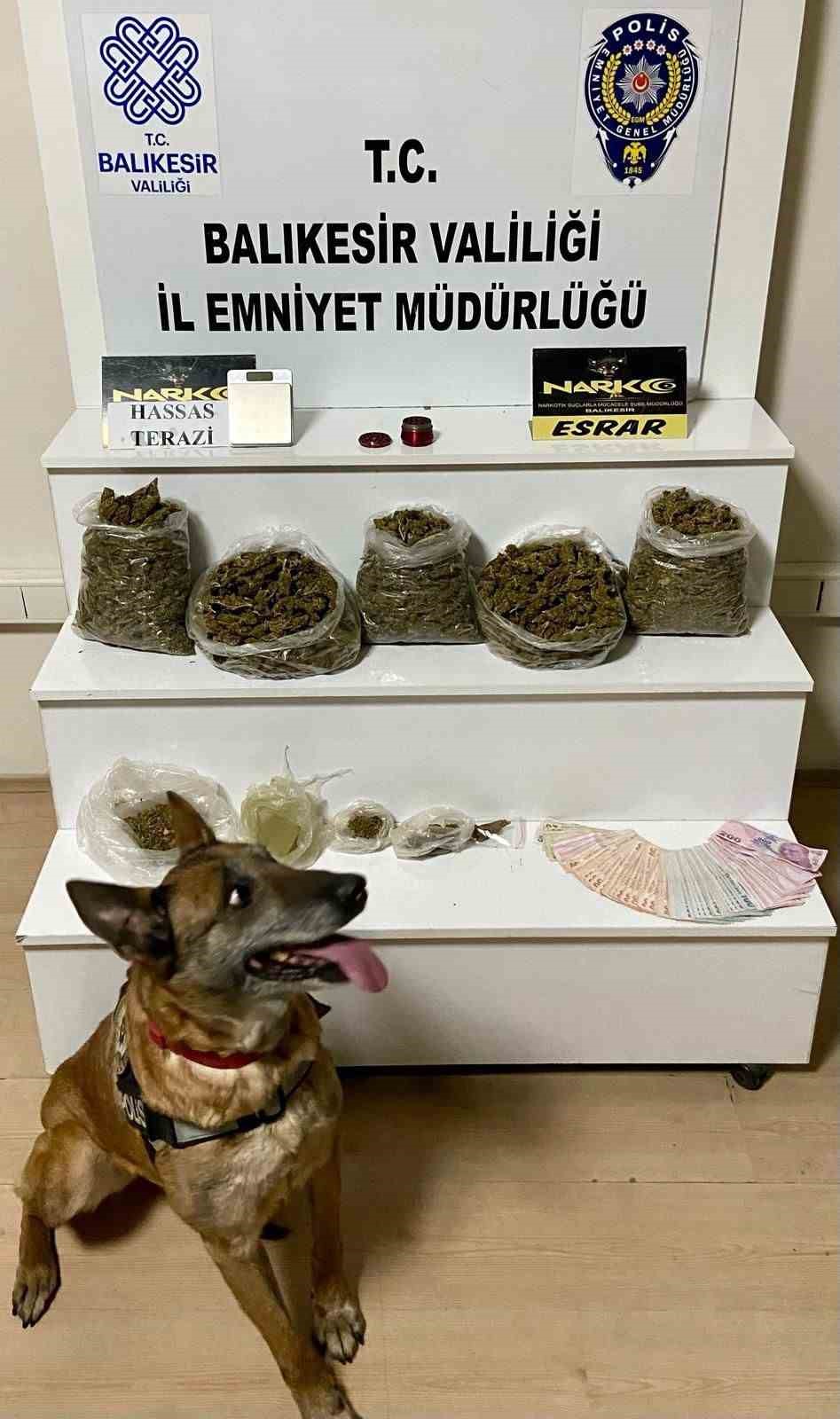 Uyuşturucu operasyonunda 2 kilo 510 gram esrar ele ge&ccedil;irildi

