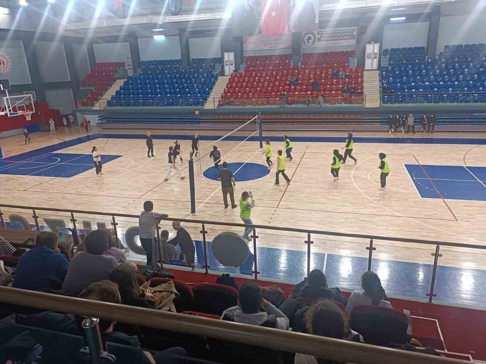 Kadınlar voleybolda kozlarını paylaştı