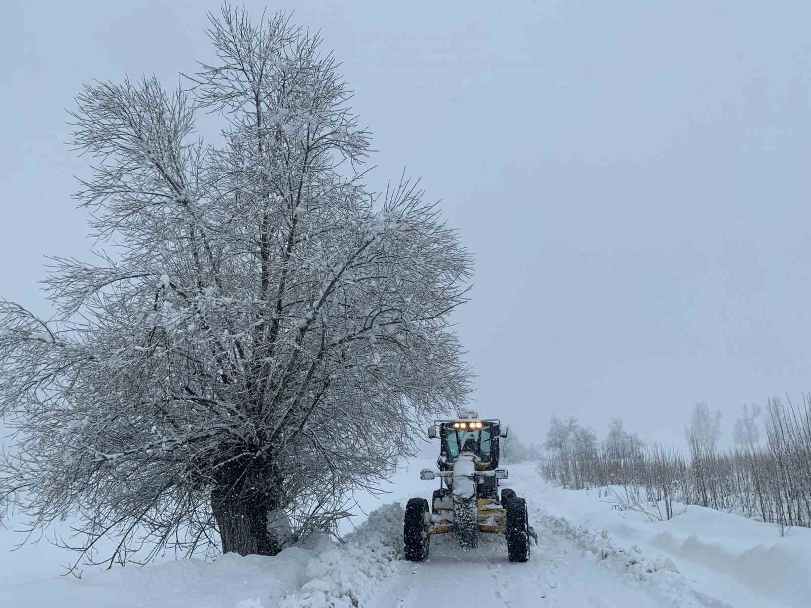 Tunceli’de kapalı bulunan köy yollarını ulaşıma açma çalışmaları sürüyor
