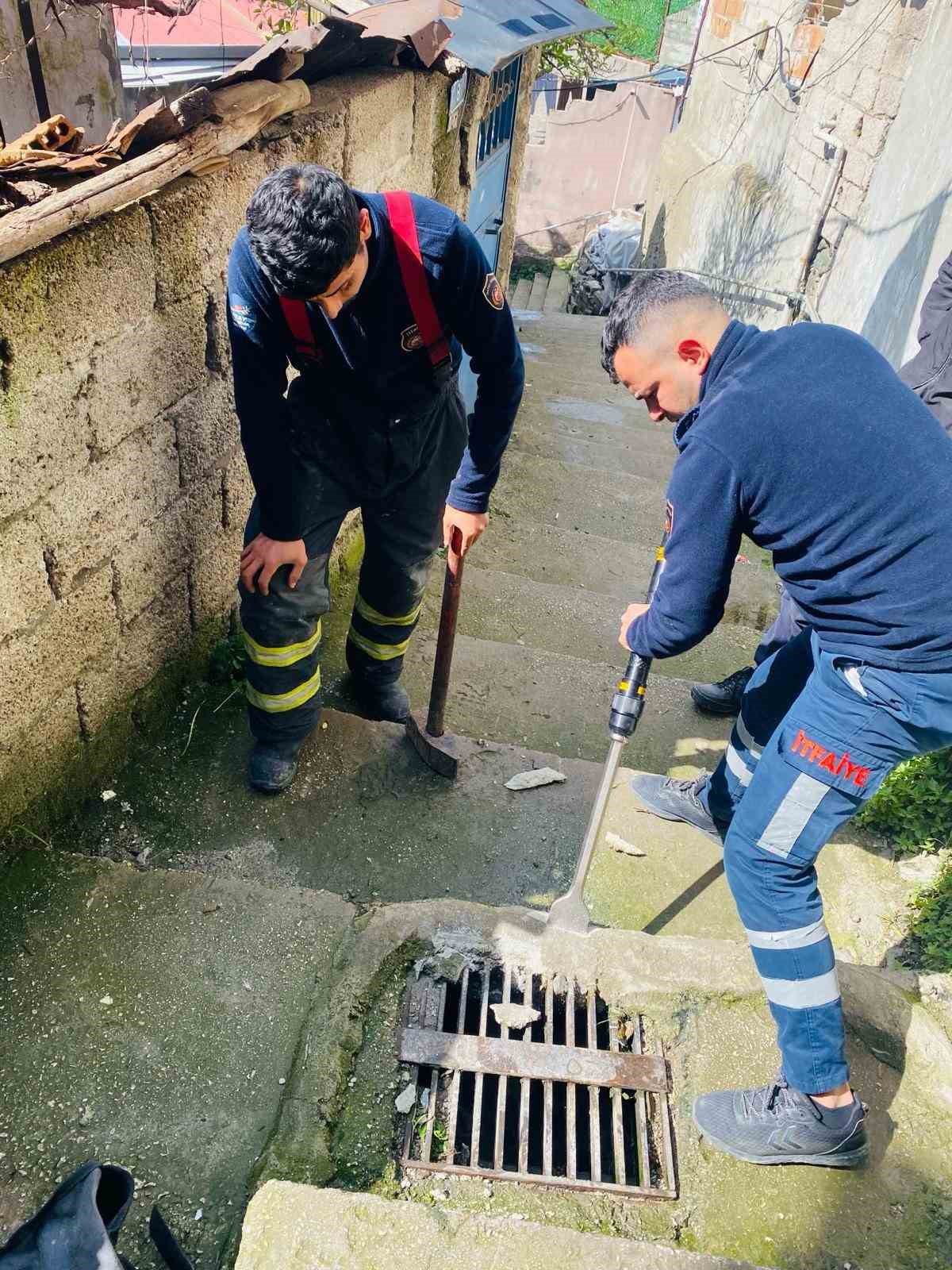 Mazgalın içerisinde mahsur kalan kediyi itfaiye ekipleri kurtardı