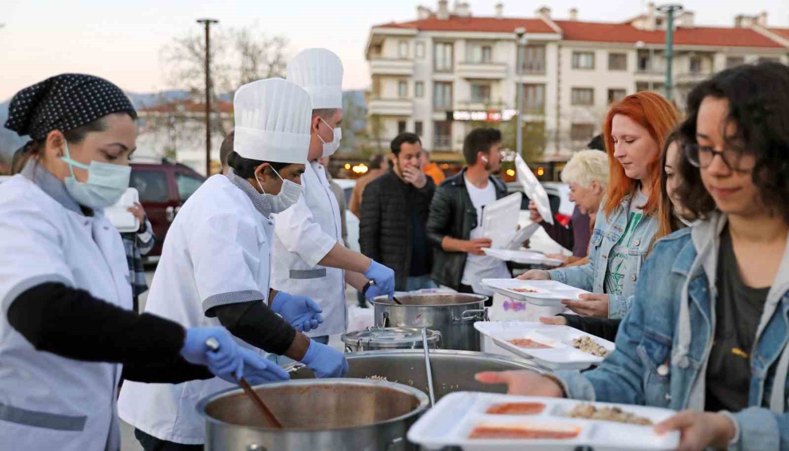 Menteşe Belediyesi’nden her gün 3 bin kişilik iftar yemeği