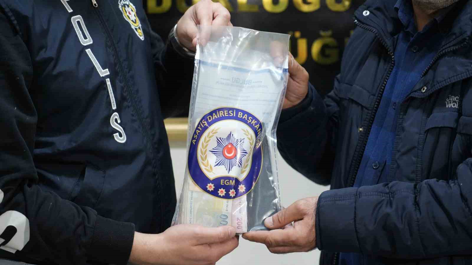 G&ouml;r&uuml;nt&uuml;leri ortaya &ccedil;ıktı: Kuyumcu kuryesini b&ouml;yle gasp ettiler
