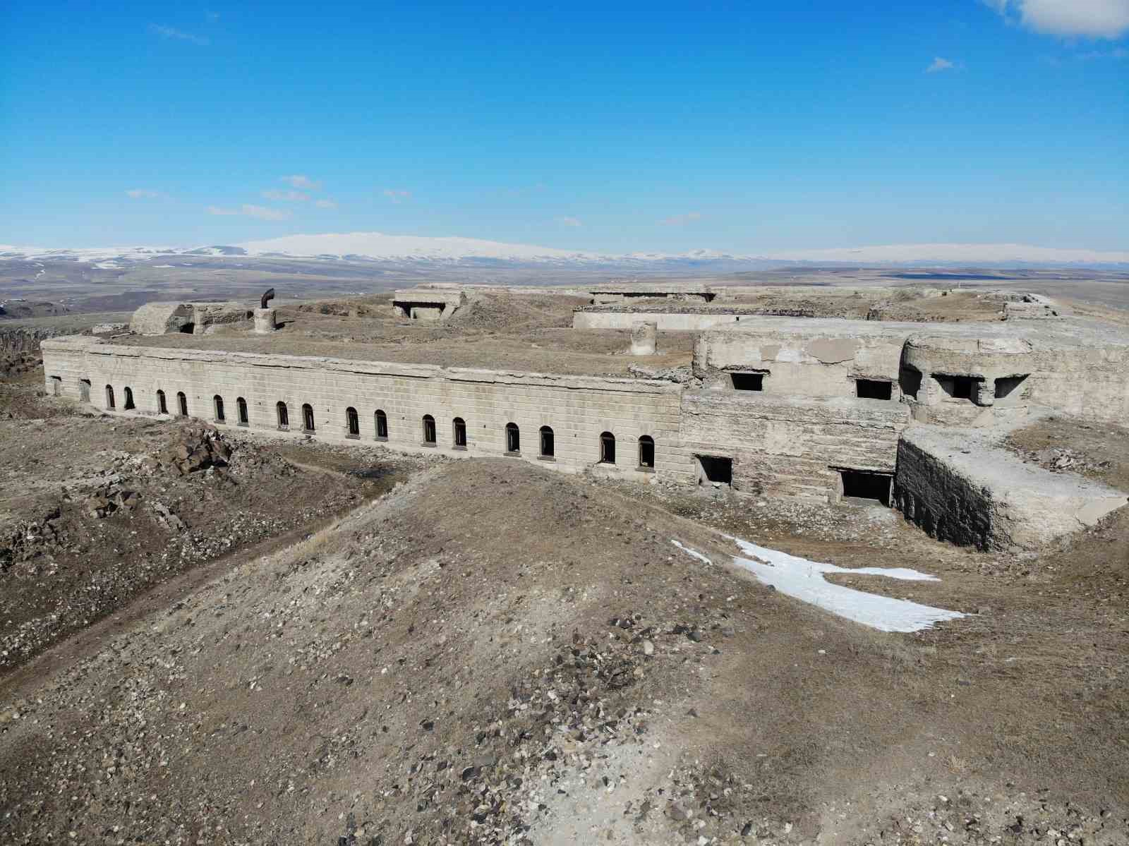 Kars&rsquo;ta 274 yıllık tabya turizme kazandırılmayı bekliyor
