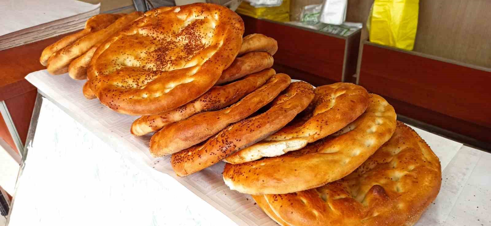 Devrek’te Ramazan pidesi vatandaşların tüketimine sunulmaya başlandı