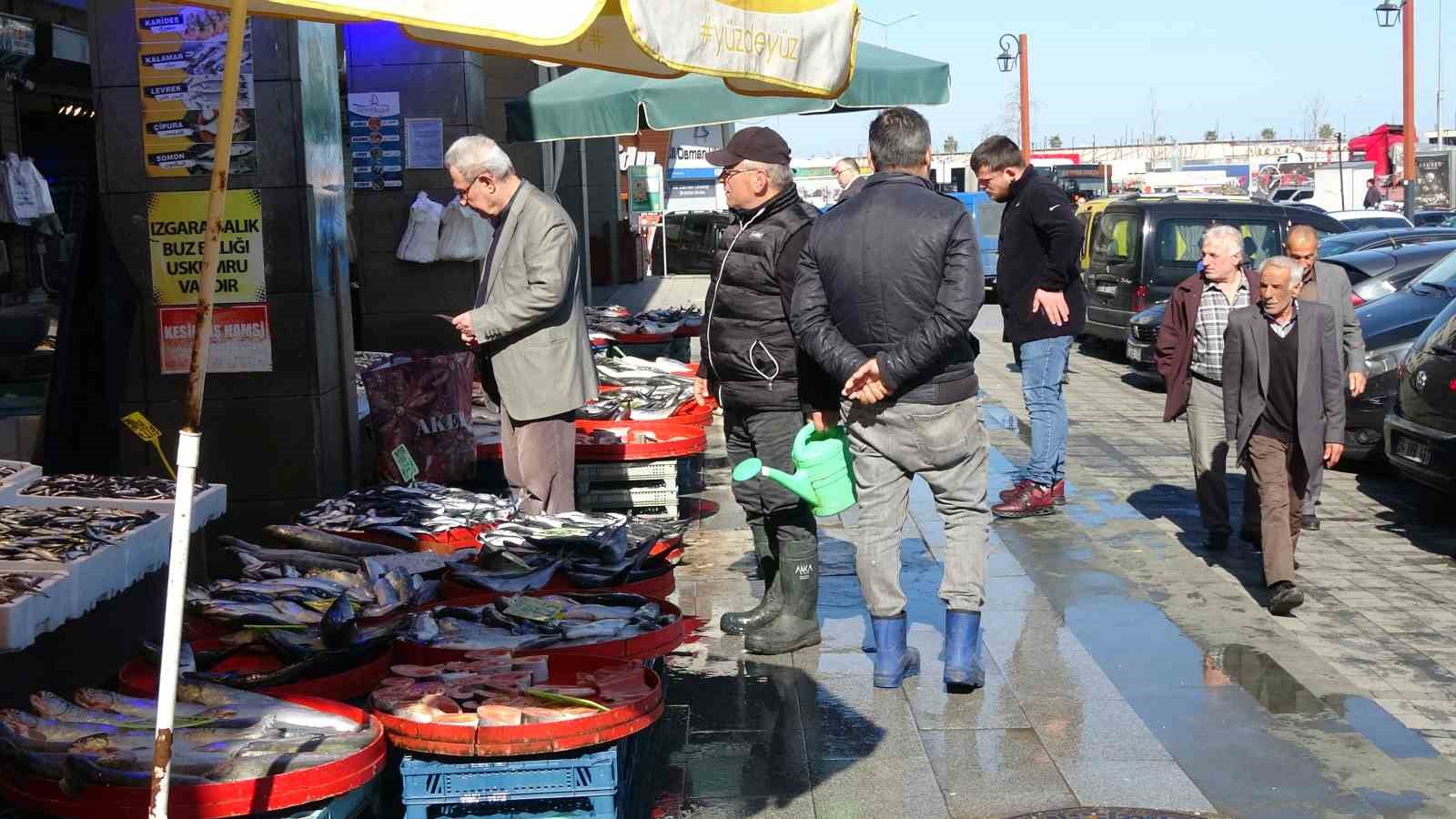 Ramazanda tezgâhlar farklı balık çeşitleriyle şenlendi