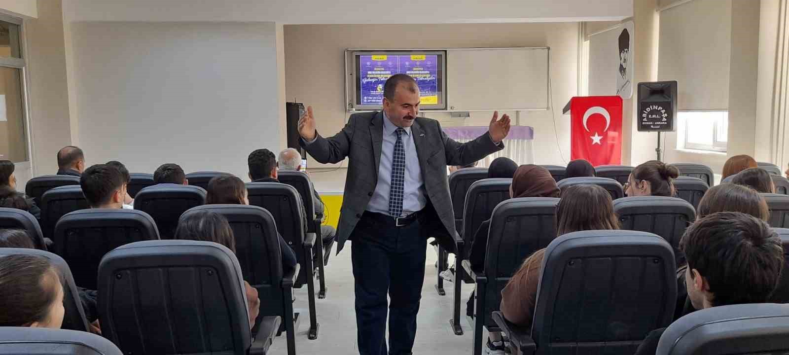 Fen lisesi öğrencileri ile buluşan Prof. Dr. Mustafa Böyükata; Gençlerden hayal kurmalarını, bu hayallerin hiç düşünülmemiş yeni ve özgün konular olmasını ve hayallerinin peşinden gitmelerini istedi