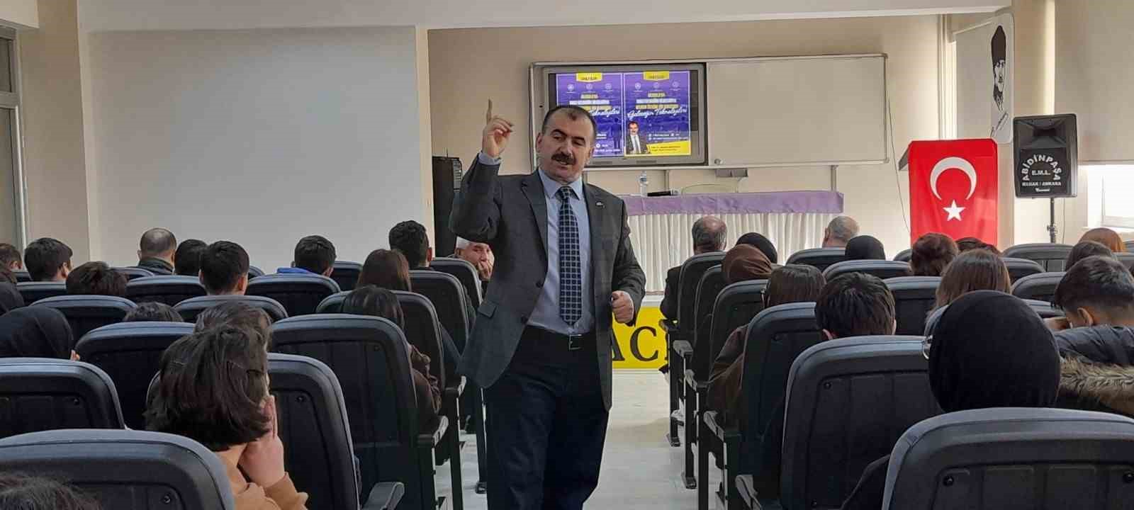 Fen lisesi &ouml;ğrencileri ile buluşan Prof. Dr. Mustafa B&ouml;y&uuml;kata; Gen&ccedil;lerden hayal kurmalarını, bu hayallerin hi&ccedil; d&uuml;ş&uuml;n&uuml;lmemiş yeni ve &ouml;zg&uuml;n konular olmasını ve hayallerinin peşinden gitmelerini istedi
