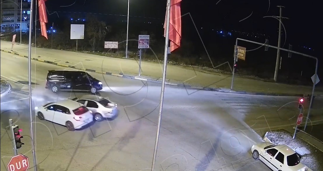 Isparta’da meydana gelen trafik kazaları KGYS kameralarına yansıdı