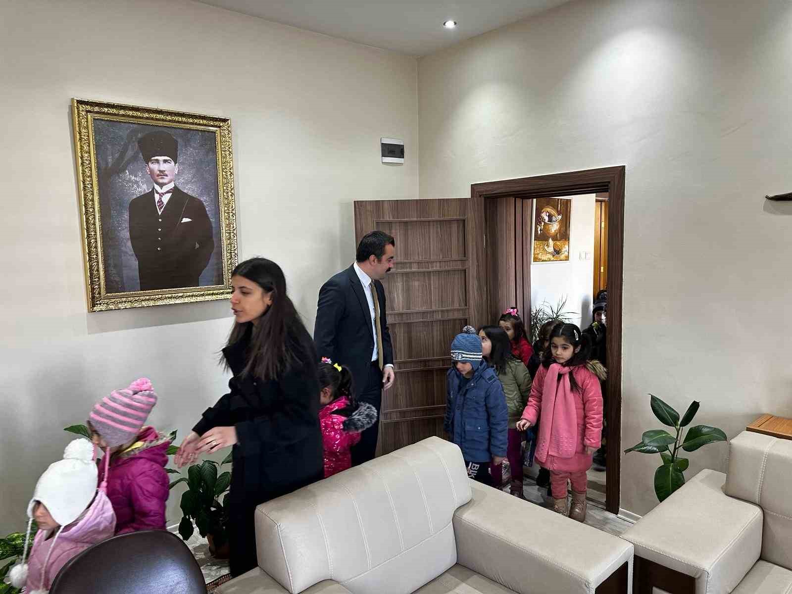 Minik &ouml;ğrencilerden Kaymakam Akk&ouml;z&rsquo;e ziyaret
