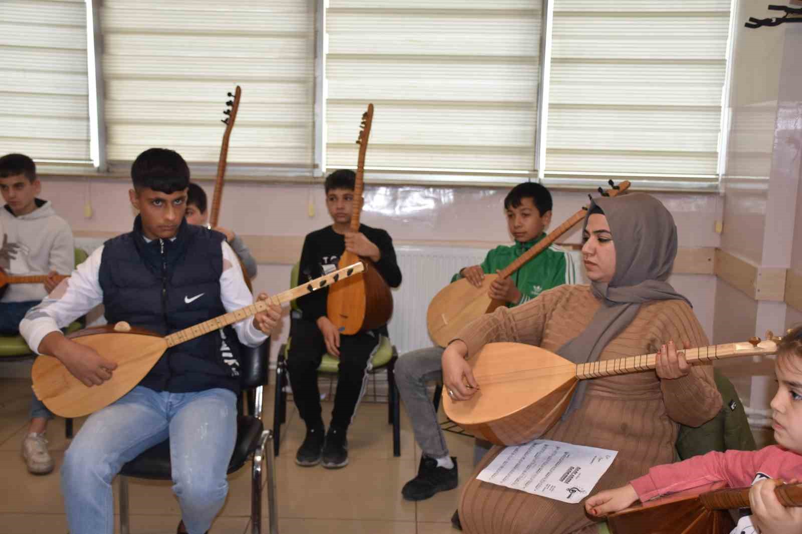 Şahinbey tesislerinde bağlama çalmayı öğreniyorlar