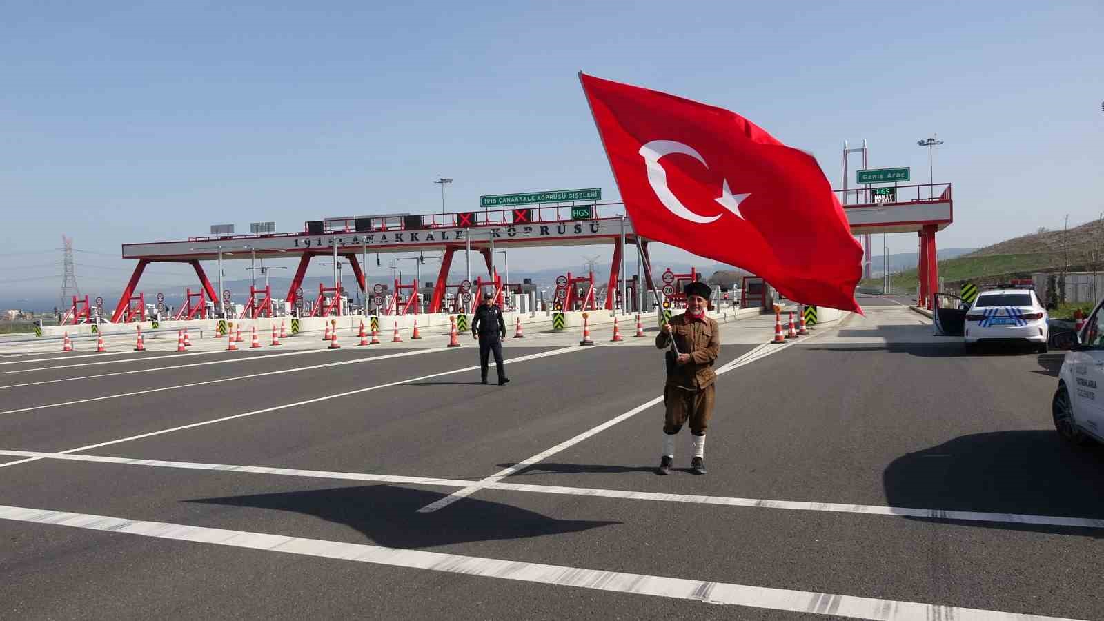 Şehitler i&ccedil;in &Ccedil;anakkale&rsquo;ye y&uuml;r&uuml;yen gazi torunu, T&uuml;rk bayrağıyla 1915 &Ccedil;anakkale K&ouml;pr&uuml;s&uuml;&rsquo;n&uuml; y&uuml;r&uuml;yerek ge&ccedil;ti
