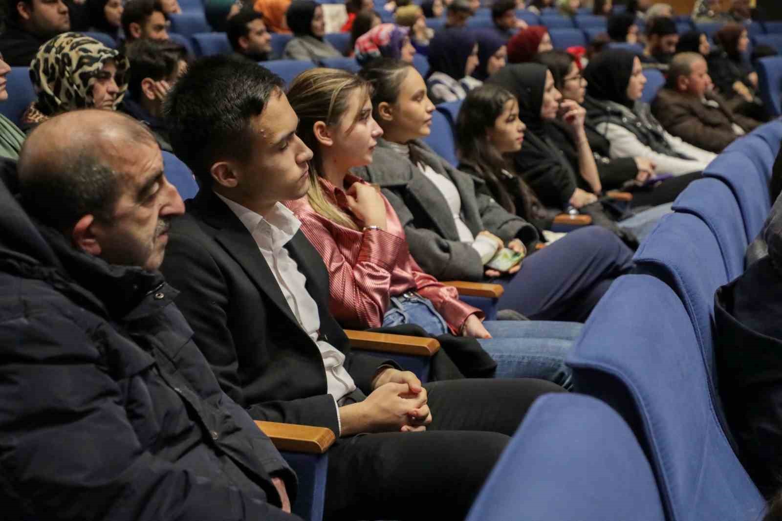 Esenler’de çiçeği burnunda edebiyatçılar mezun oldu
