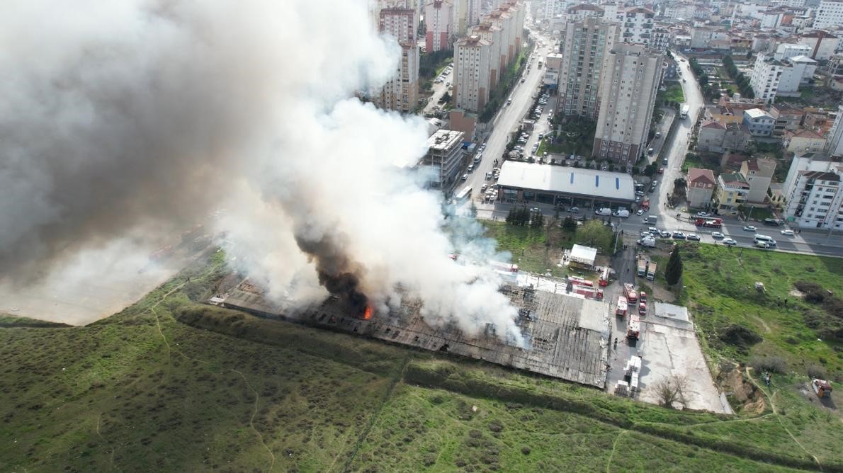 Tuzla’da boya fabrikasında yangın
