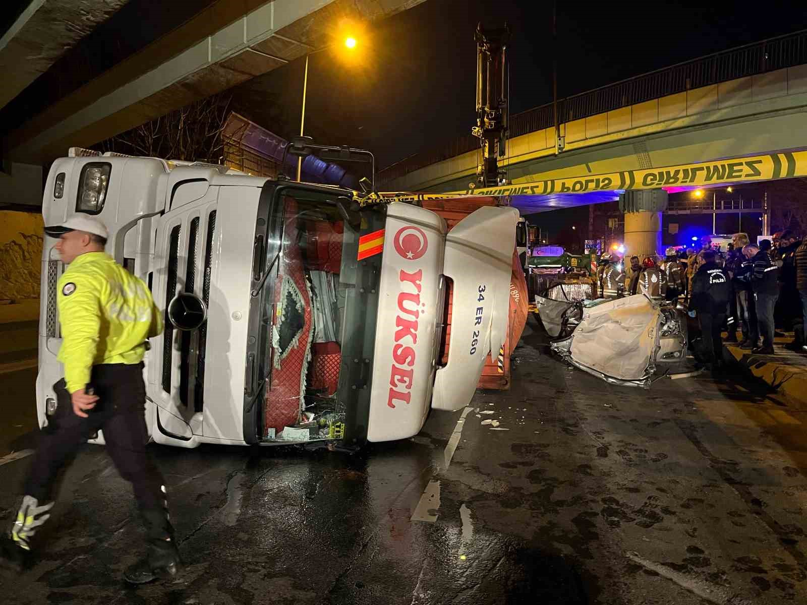 Bakırköy'de tır otomobilin üzerine devrildi: 4 ölü İhlas Haber Ajansı