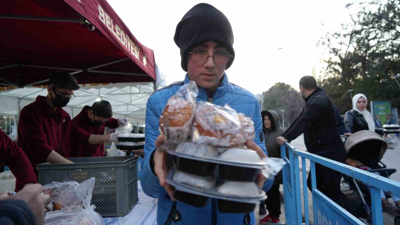 Kırıkkale’de vatandaşlar ilk oruçlarını iftar çadırında açtı