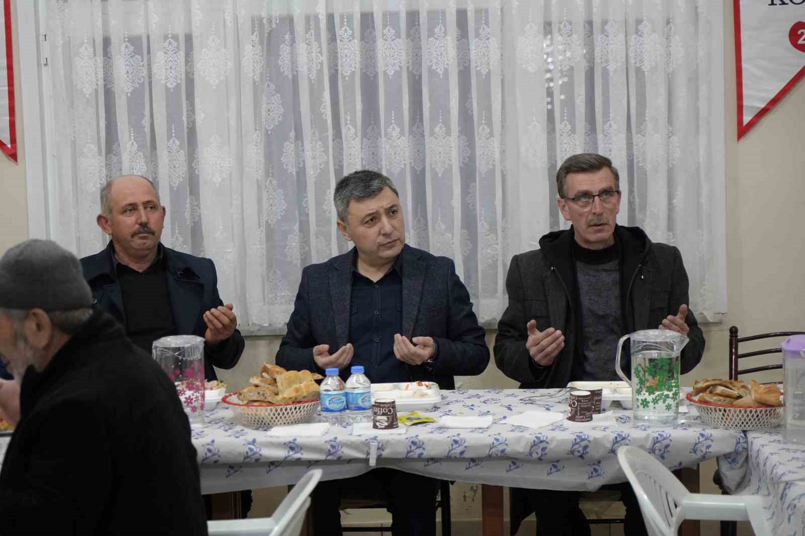 Bu k&ouml;yde yoldan ge&ccedil;enlere iftar geleneği 16 yıldır s&uuml;r&uuml;yor
