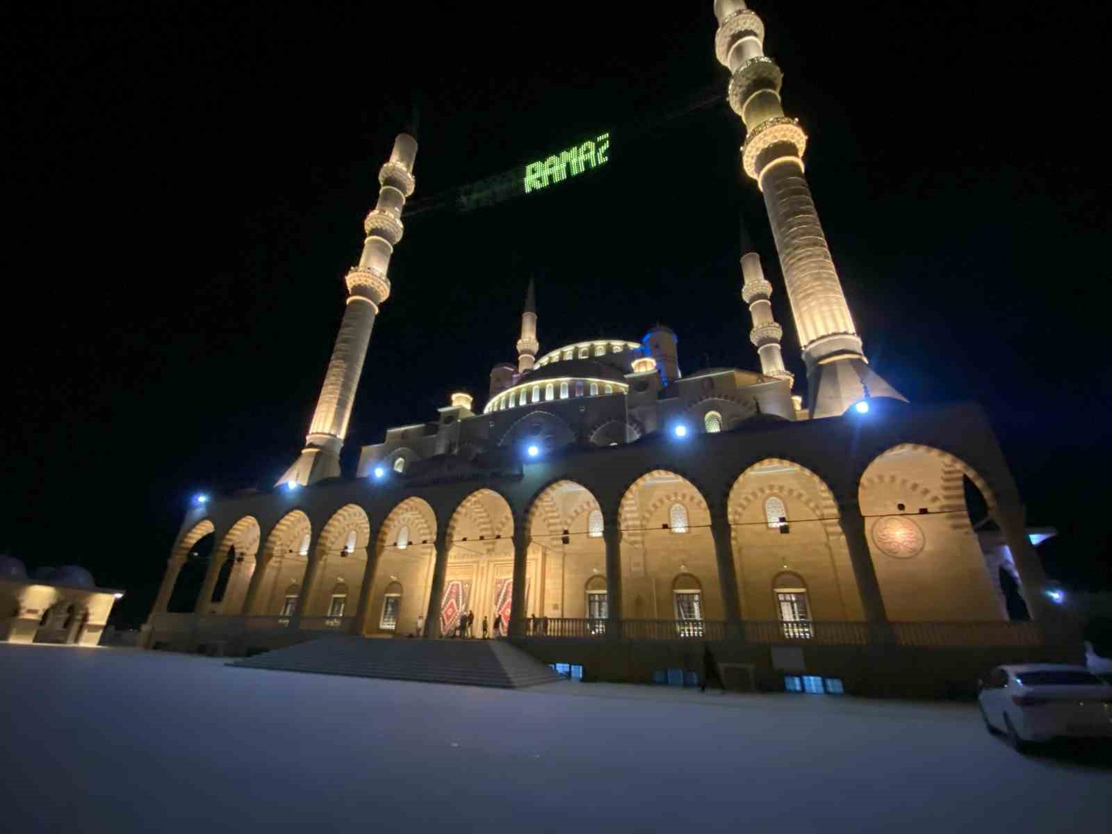 Abd&uuml;lhamit Han Camii, Ramazan&rsquo;da g&ouml;renleri mest ediyor

