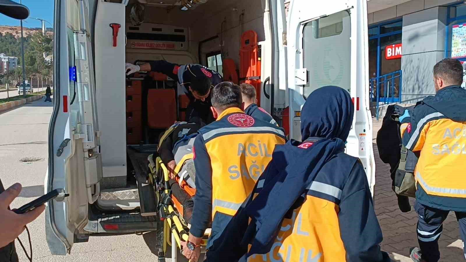 Adıyaman’da otomobil ile motosiklet çarpıştı: 2 yaralı
