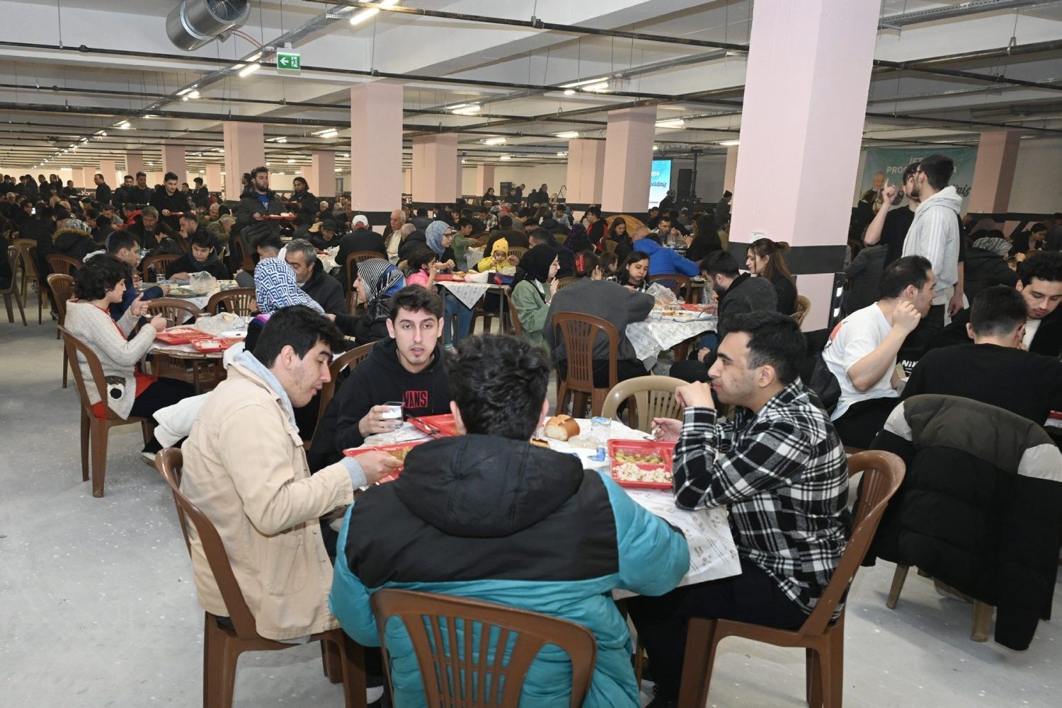 Isparta Belediyesi&rsquo;nin iftar sofrasında birlik ve beraberlikle ilk iftar a&ccedil;ıldı
