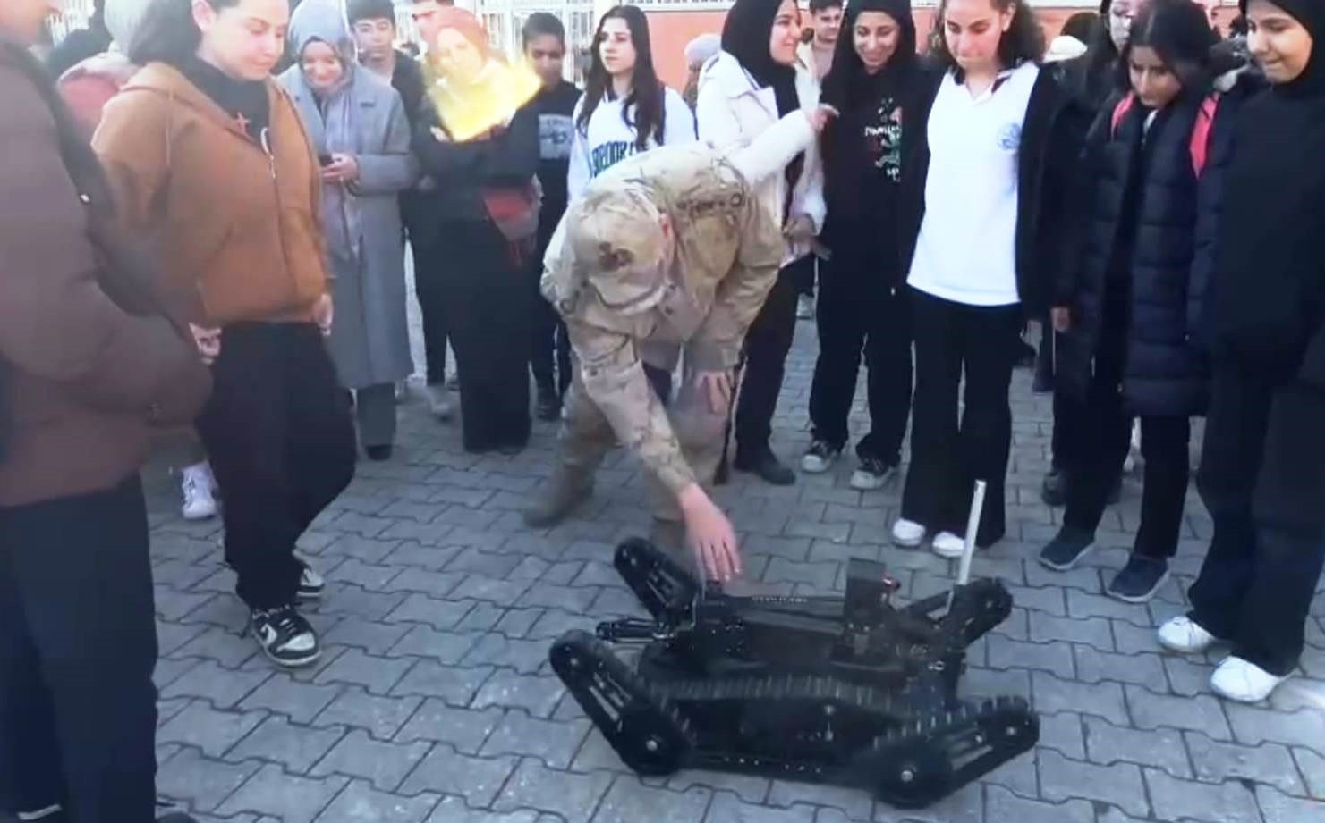 Jandarma, mesleğini &ouml;ğrencilere tanıttı
