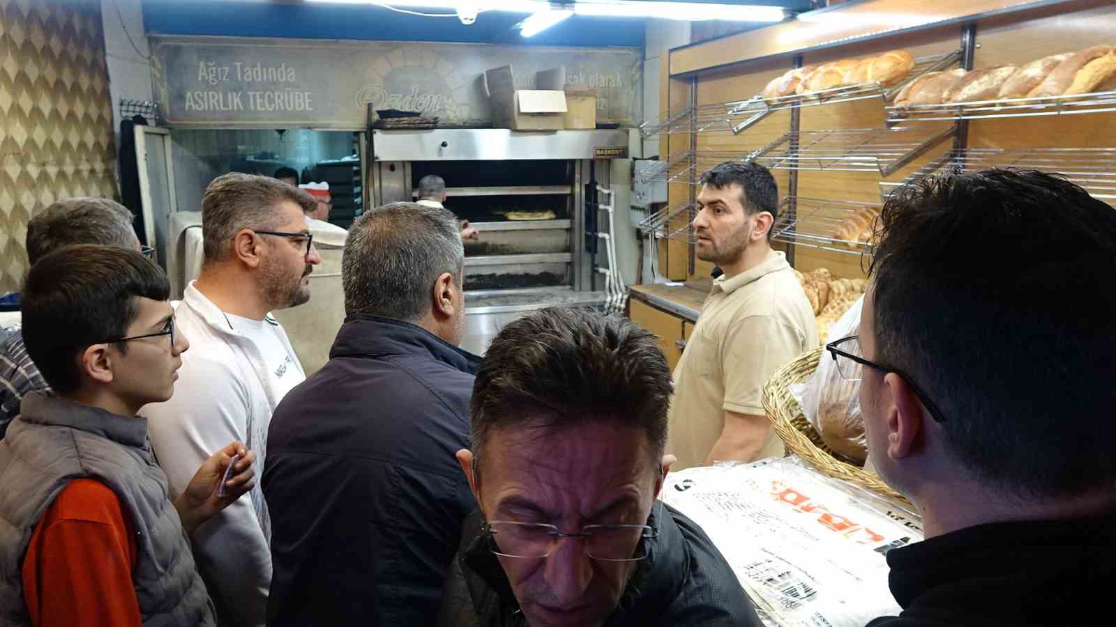Ramazan’ın ilk günlerinde sıcak pide kuyruğu