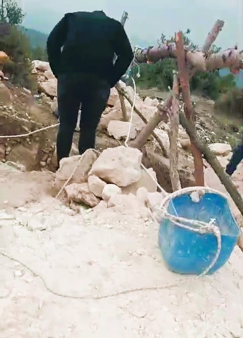 Defineciler a&ccedil;tıkları 20 metrelik kuyuyu &ccedil;ıkrık kurarak temizledi
