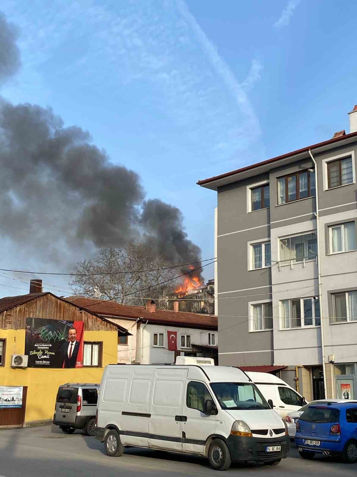 Yaşlı çiftin balkona koyduğu kömür kovası 3 evi yaktı
