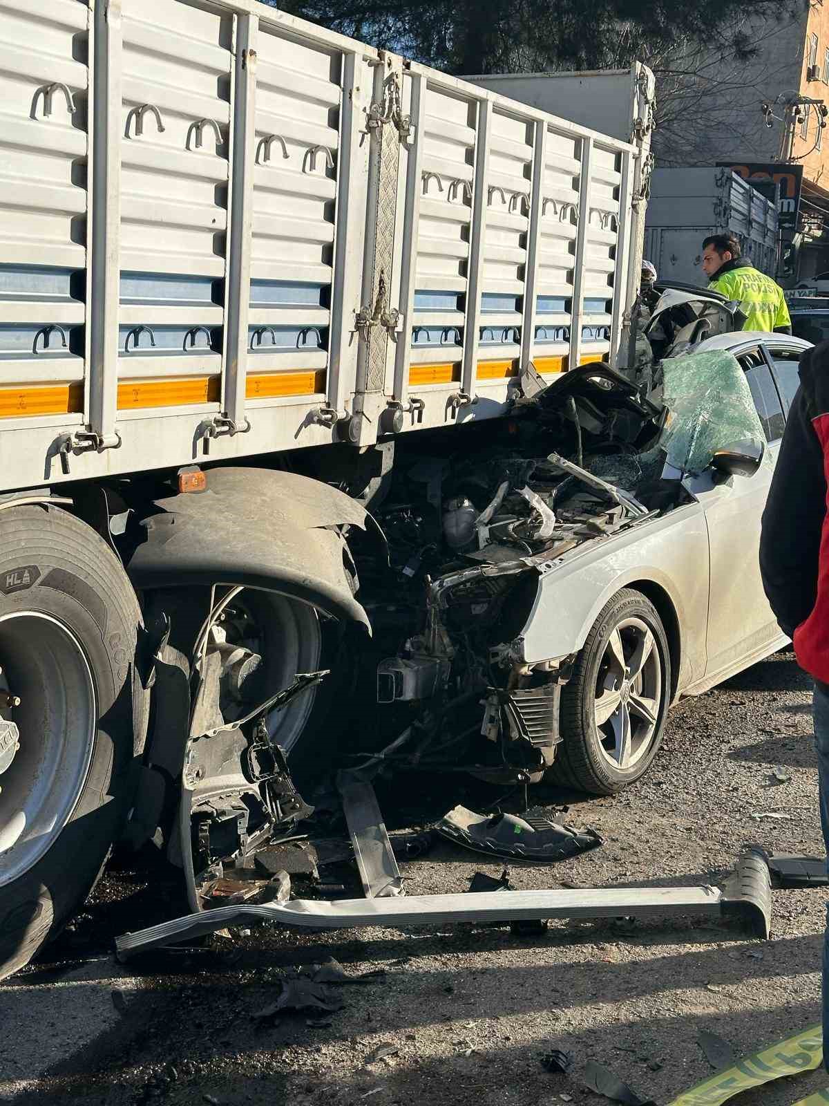 Siverek’te park halindeki tıra otomobil çarptı: 1 ölü