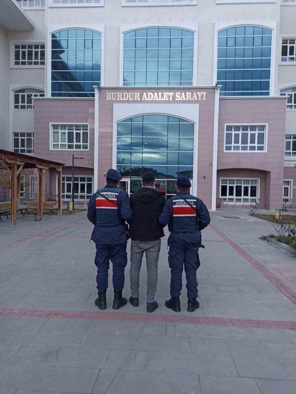 Burdur&rsquo;da kesinleşmiş hapis cezası bulunan 7 firari yakalanarak cezaevine g&ouml;nderildi
