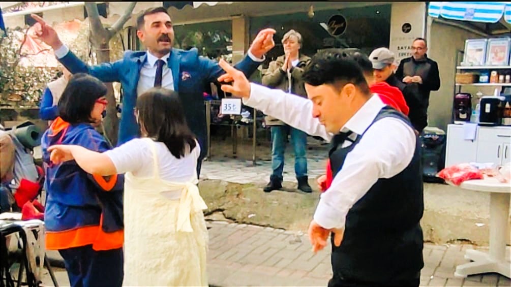 Sıra dışı muhtar adayı down sendromlu &ccedil;ocuklarla birlikte oy istedi
