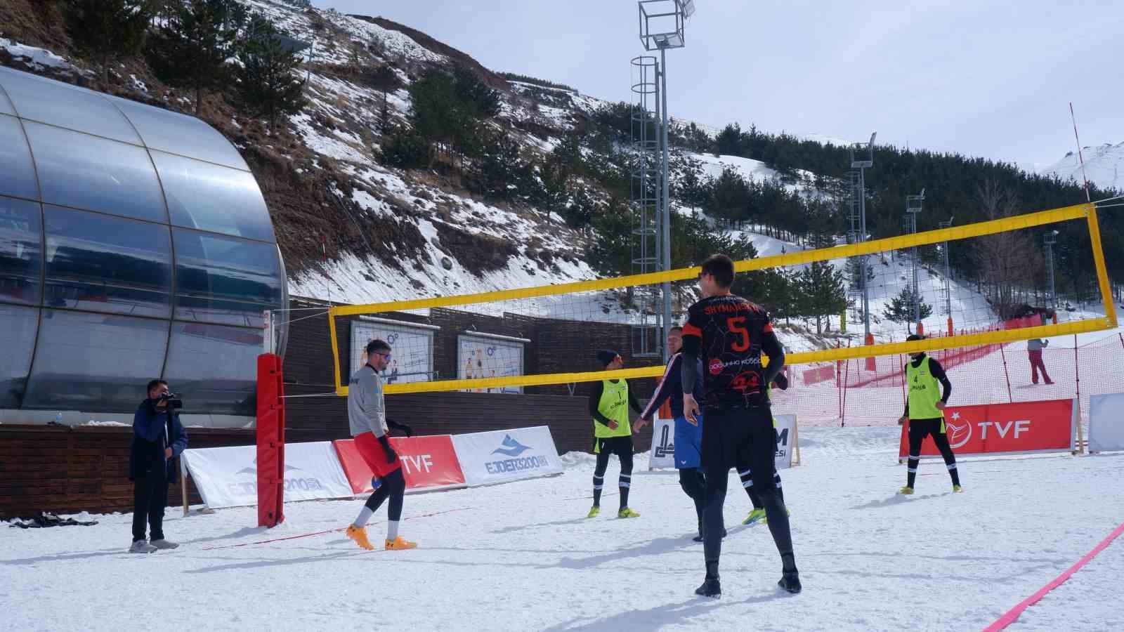 Erzurum’da kar voleybolu heyecanı
