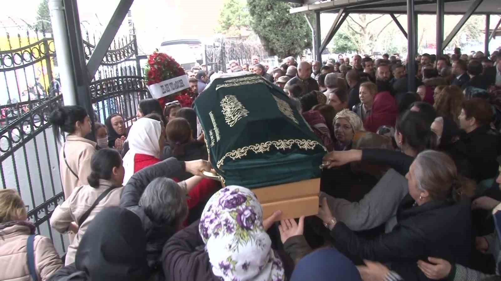 Eşi tarafından öldürülen Duygu Can’ın cenazesinde tabutunu kadınlar taşıdı