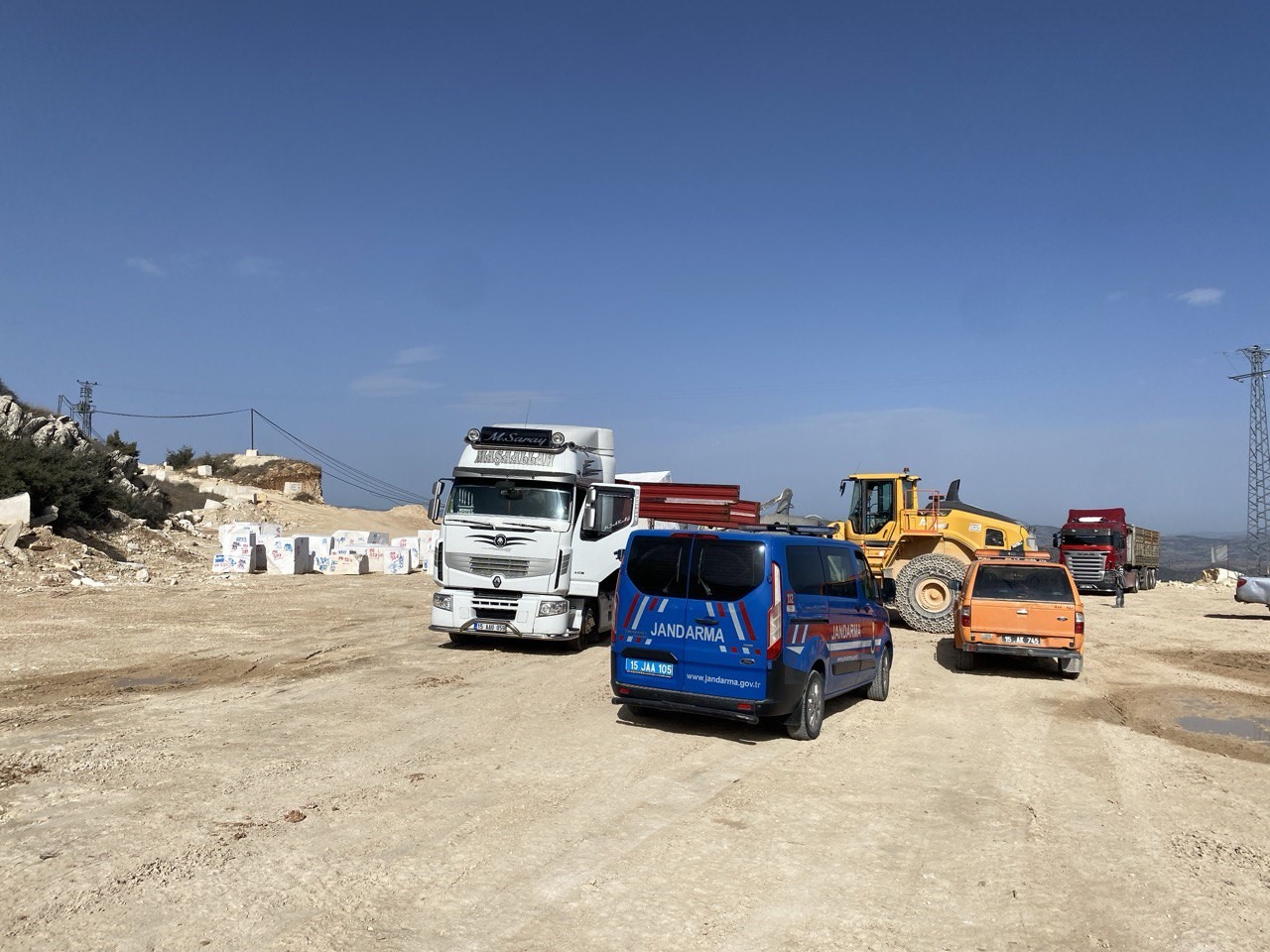 Burdur&rsquo;da &uuml;zerine mermer bloğu d&uuml;şen tır s&uuml;r&uuml;c&uuml;s&uuml; hayatını kaybetti
